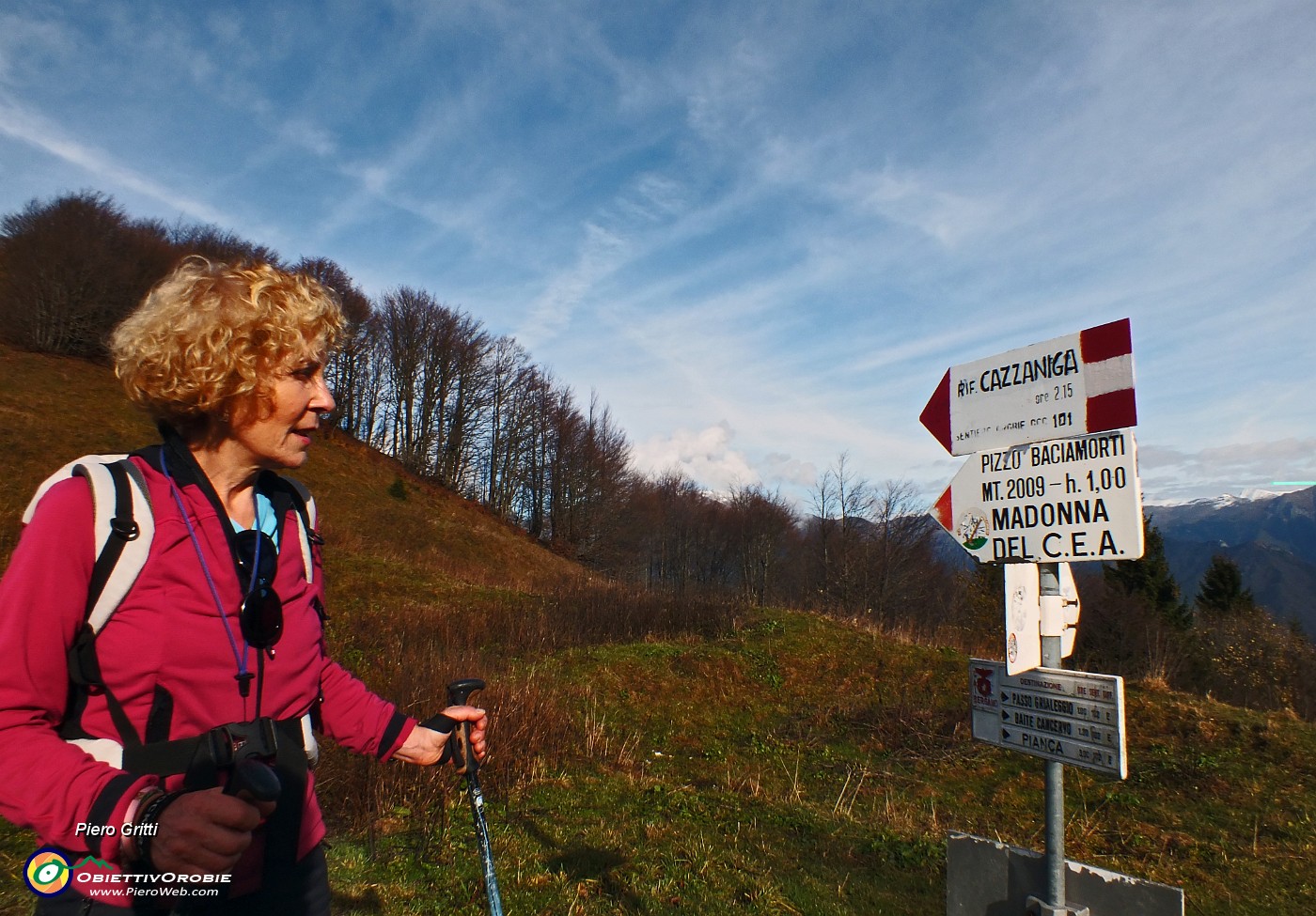 25 Al Passo Baciamorti (1540 m) incrocio di sentieri .JPG